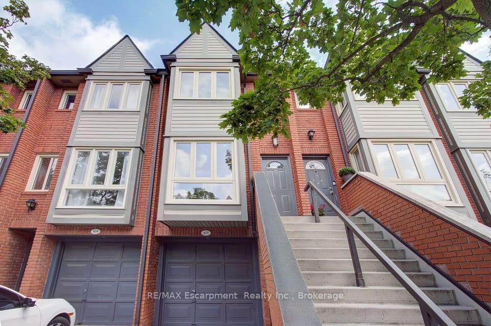 895 Maple Avenue 425, Burlington, ON L7S 2H7 – main photo