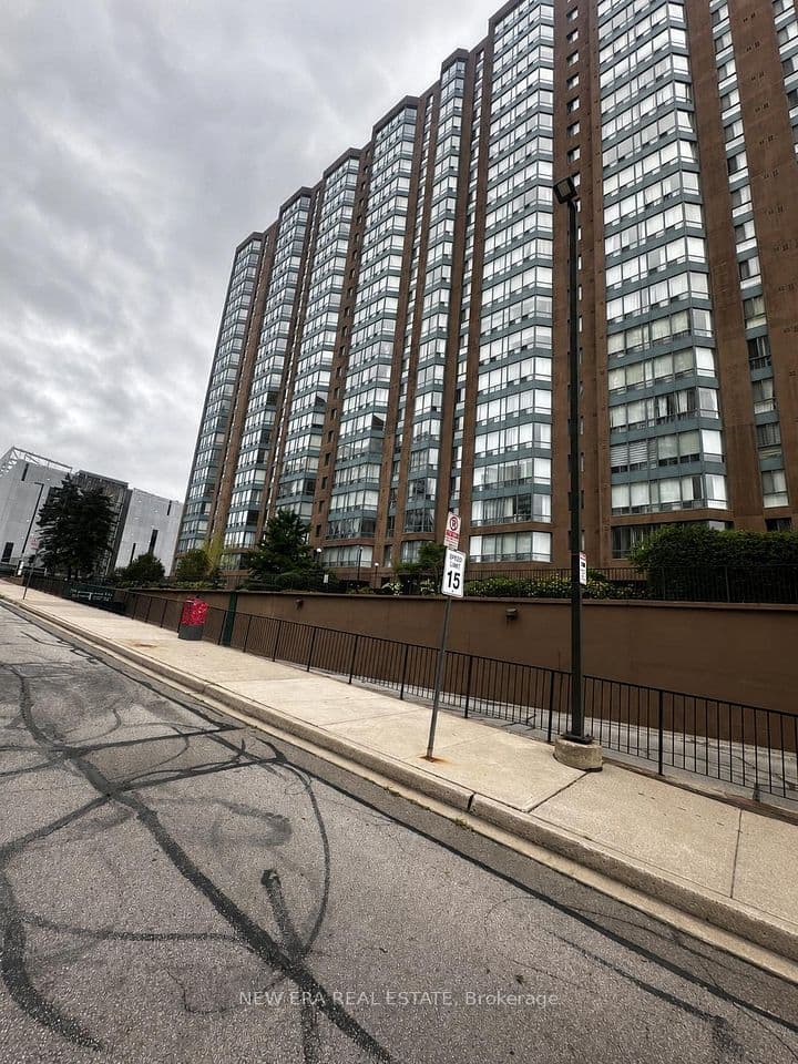 115 Hillcrest Avenue 1912, Mississauga, ON L5B 3Y9 – photo 2