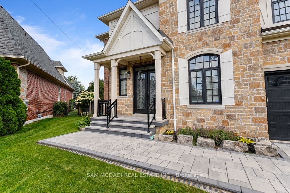 950 Fredonia Drive, Mississauga, ON L5C 2W4 – photo 2