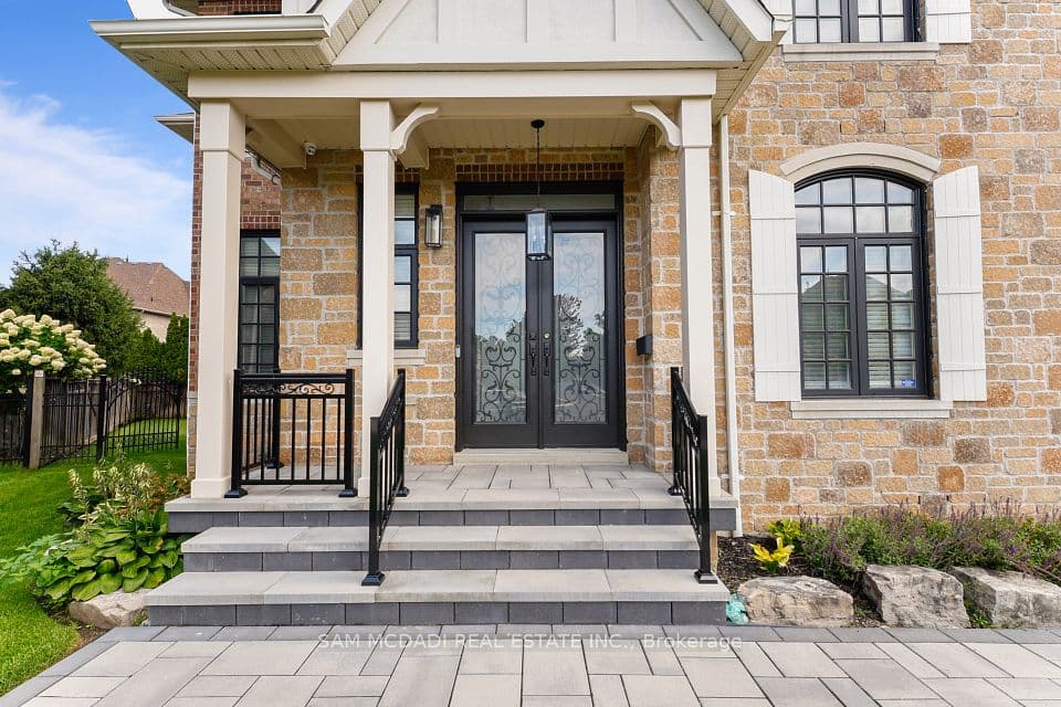 950 Fredonia Drive, Mississauga, ON L5C 2W4 – photo 3