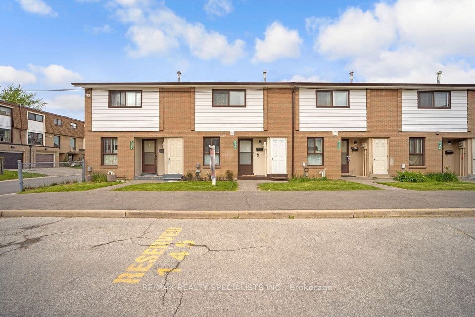 144 Fleetwood Crescent, Brampton, ON L6T 2E6 – photo 2