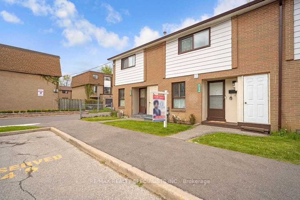 144 Fleetwood Crescent, Brampton, ON L6T 2E6 – photo 3
