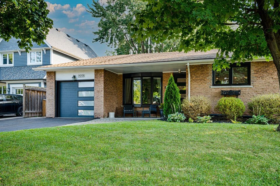 2221 Wyandotte Drive, Oakville, ON L6L 2T4 – main photo