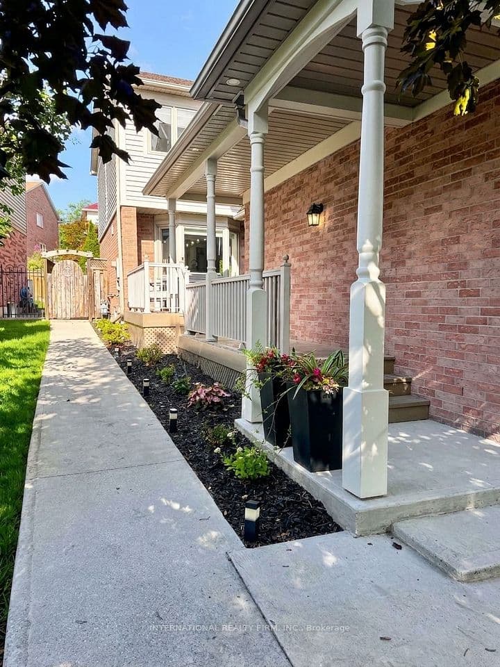 2745 Galleon Crescent, Mississauga, ON L5M 5T8 – photo 2