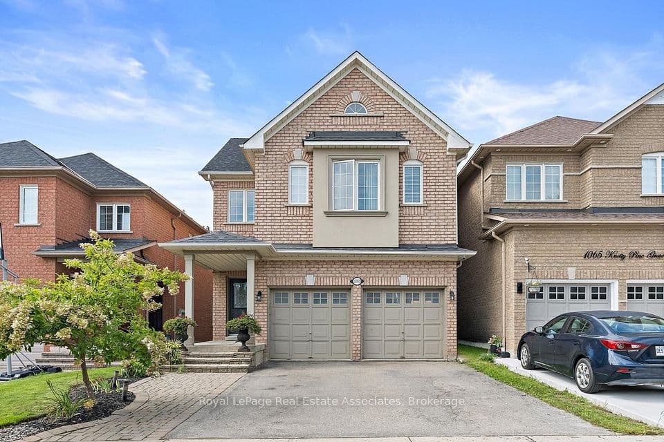 1069 Knotty Pine Grove, Mississauga, ON L5W 1J6 – main photo