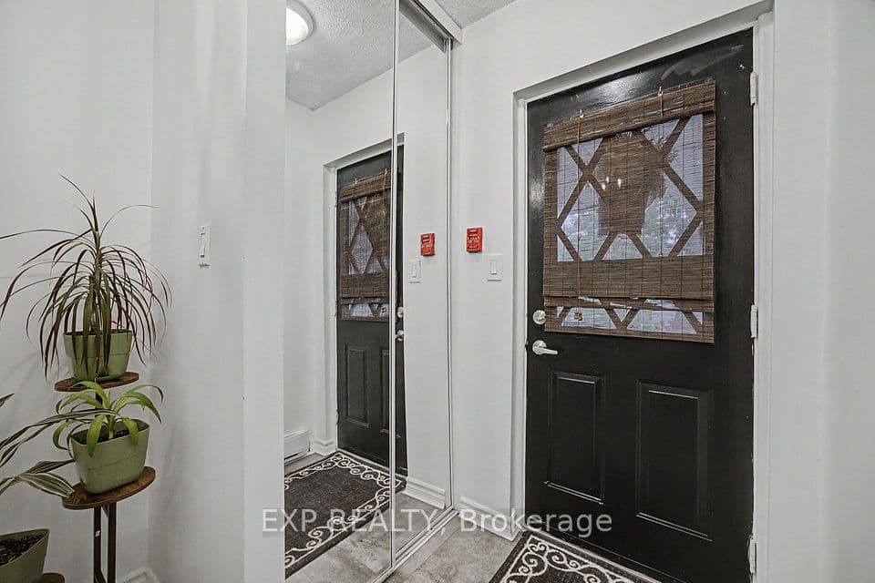 1000 Cedarglen Gate 501, Mississauga, ON L5C 3Z5 – photo 2
