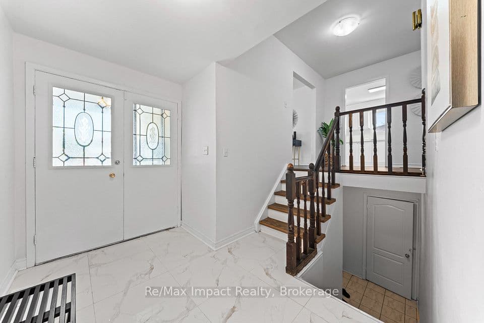 3874 Brandon Gate Drive, Mississauga, ON L4T 3N6 – photo 2
