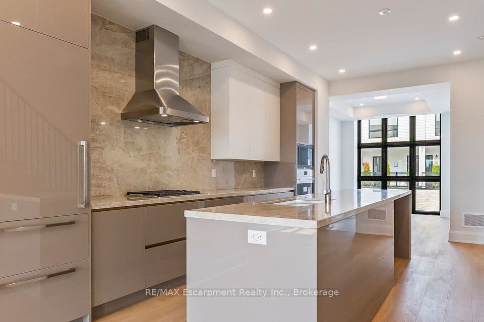 138 East Street 4, Oakville, ON L6L 0H9 – photo 2