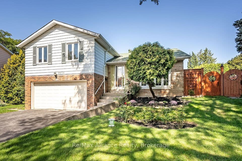 2454 Woking Crescent, Mississauga, ON L5K 1Z7 – photo 2