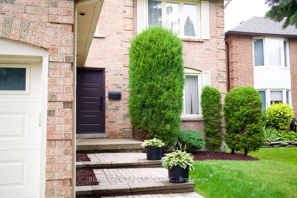 3975 Seebring Crescent, Mississauga, ON L5L 3Y1 – photo 2
