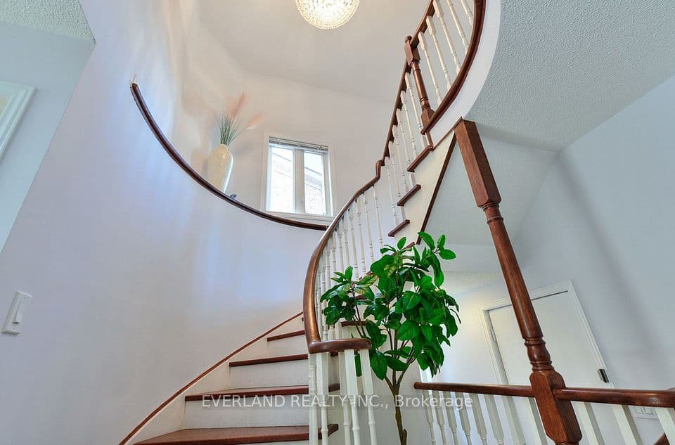 5386 Middlebury Drive N, Mississauga, ON L5M 5E6 – photo 2
