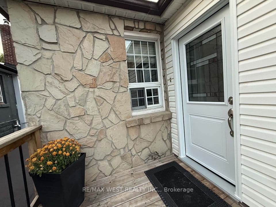 76 Laburnham Avenue, Toronto, ON M8W 1S8 – photo 3