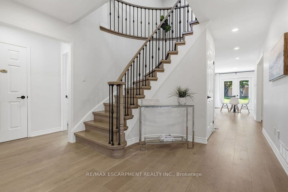 551 Deerhurst Drive, Burlington, ON L7L 5V9 – photo 3