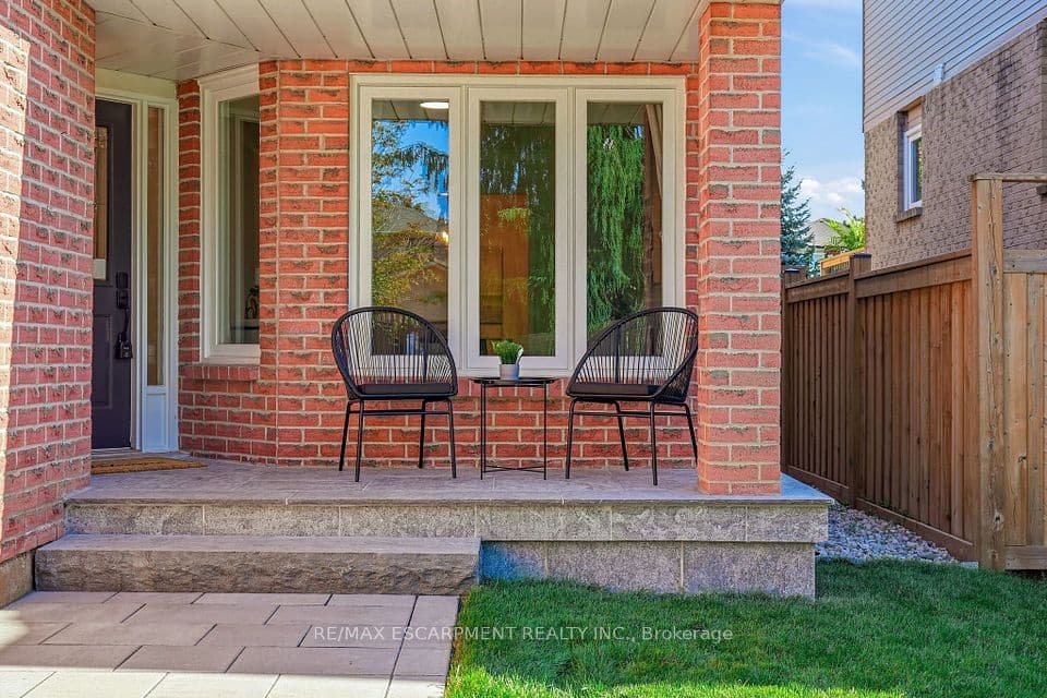 551 Deerhurst Drive, Burlington, ON L7L 5V9 – photo 2