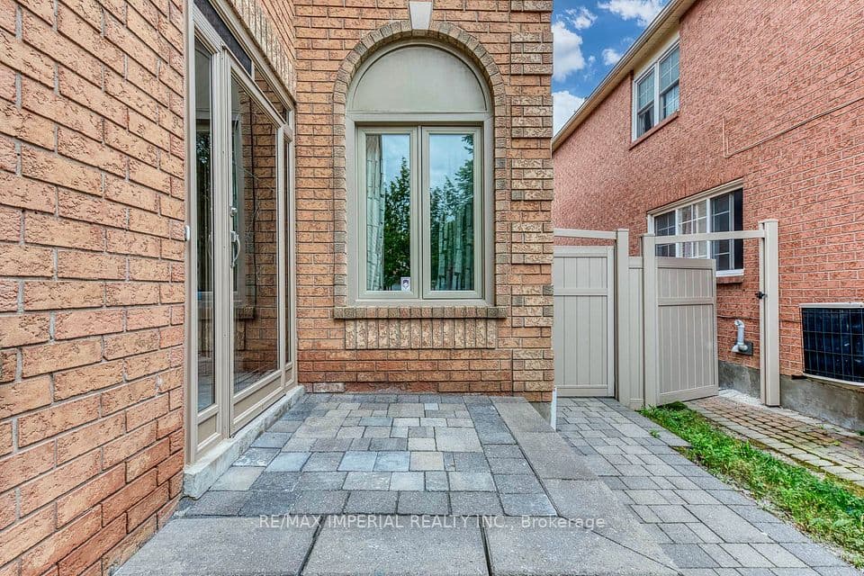 925 Cardington Street, Mississauga, ON L5V 1Z8 – photo 2