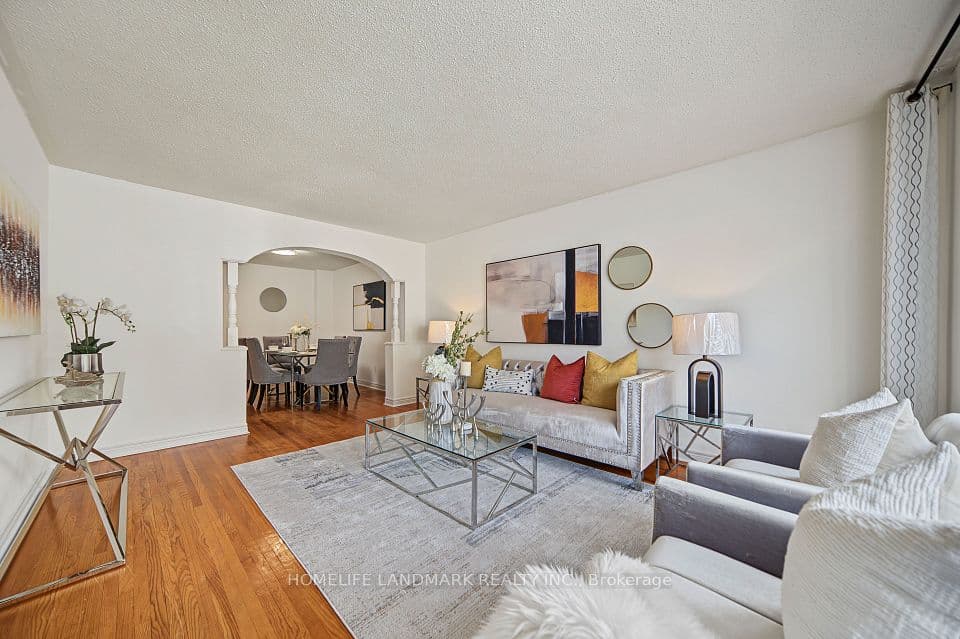 3314 Queen Frederica Drive, Mississauga, ON L4Y 3B2 – photo 3