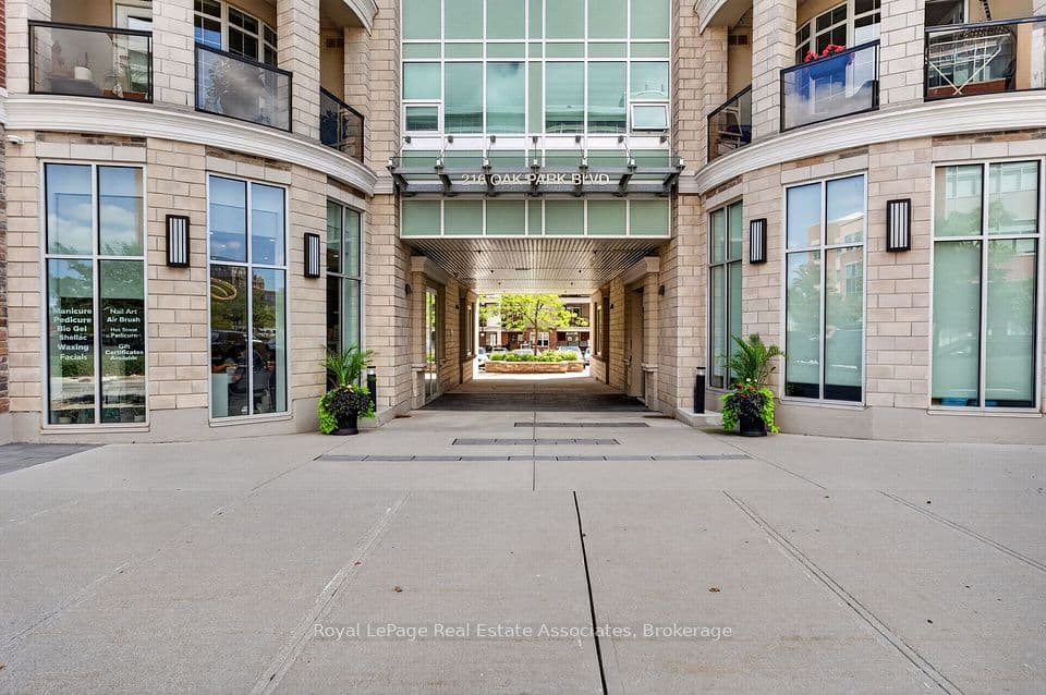 216 Oak Park Boulevard 214, Oakville, ON L6H 7S8 – main photo