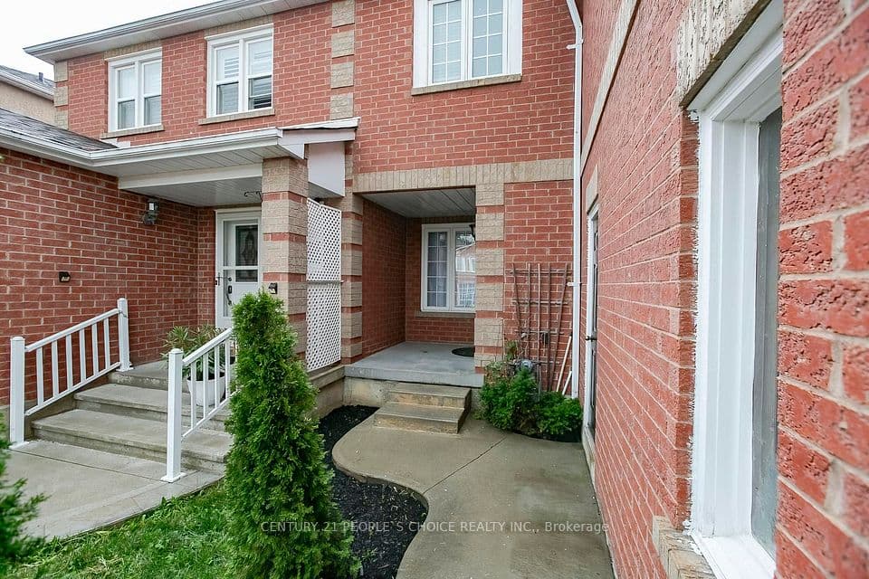 90 White Tail Crescent, Brampton, ON L6Y 5B9 – photo 2