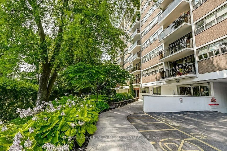 212 Kerr Street 404, Oakville, ON L6K 3B1 – main photo