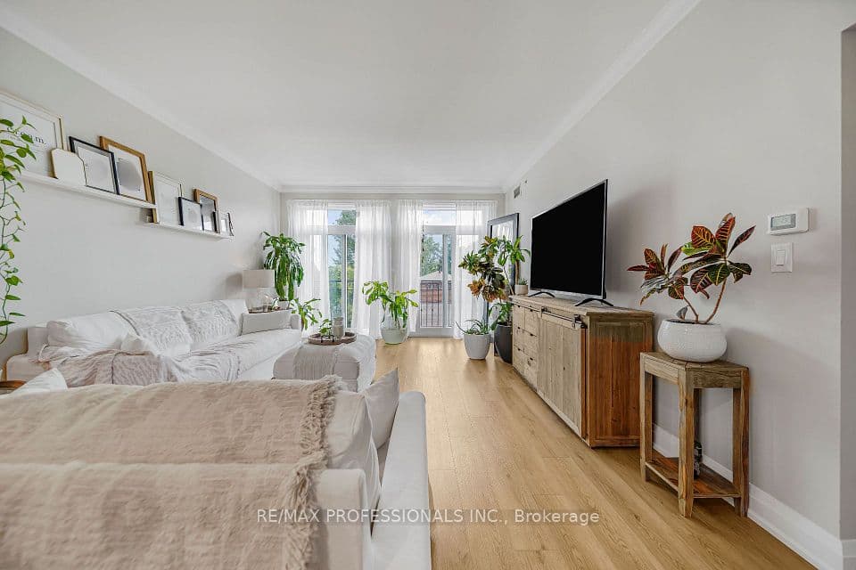 3531 Lake Shore Boulevard W 211, Toronto, ON M8W 1P4 – main photo