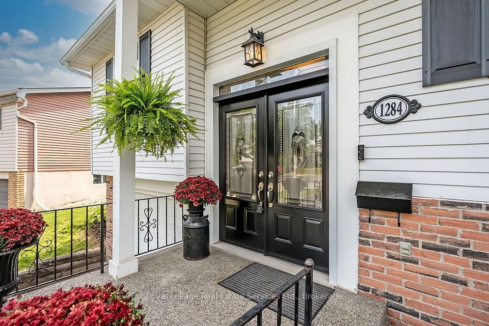1284 Morgan Court, Burlington, ON L7M 1X2 – photo 2