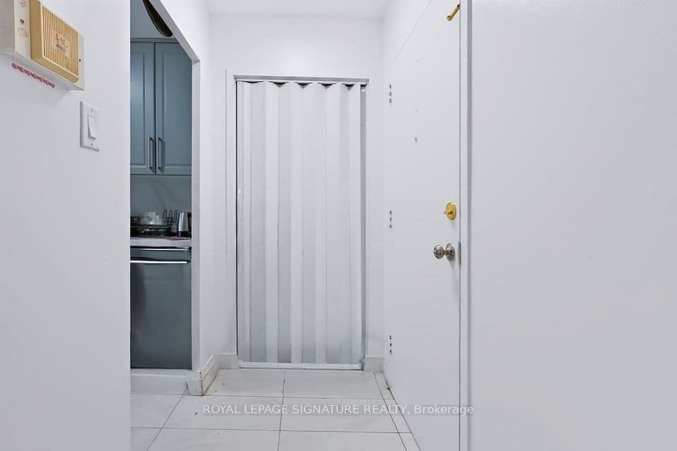 2485 Woking Crescent 401, Mississauga, ON L5K 1Z6 – photo 3