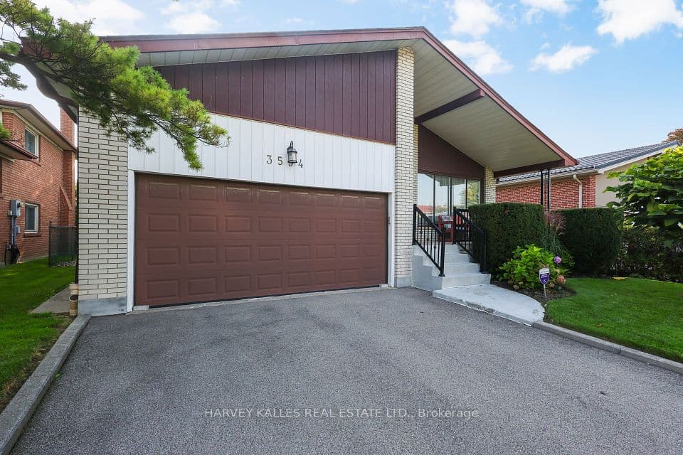 3594 Autumn Harvest Drive, Mississauga, ON L4Y 3S1 – photo 2
