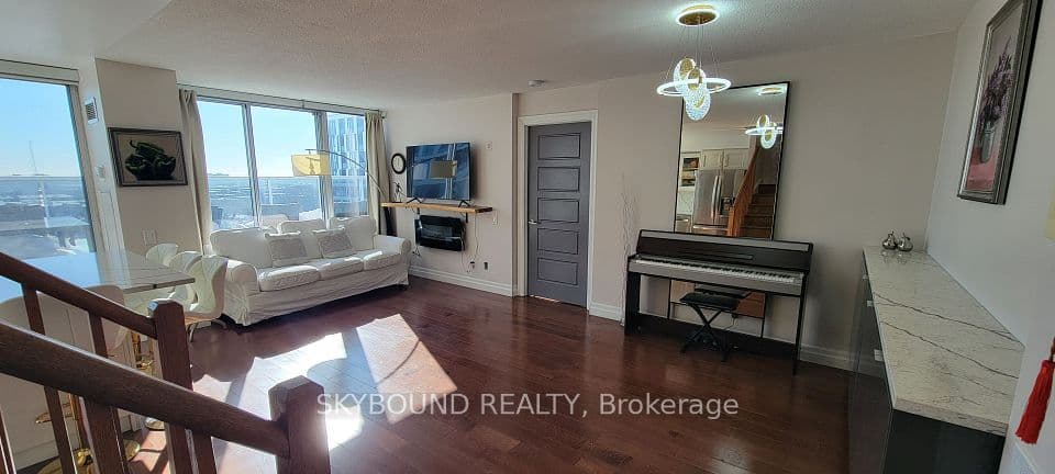 1040 The Queensway 919, Toronto, ON M8Z 0A7 – photo 2