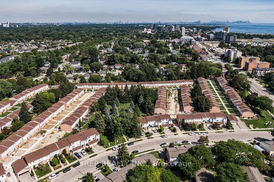 1055 Shawnmarr Road 43, Mississauga, ON L5H 3V2 – main photo