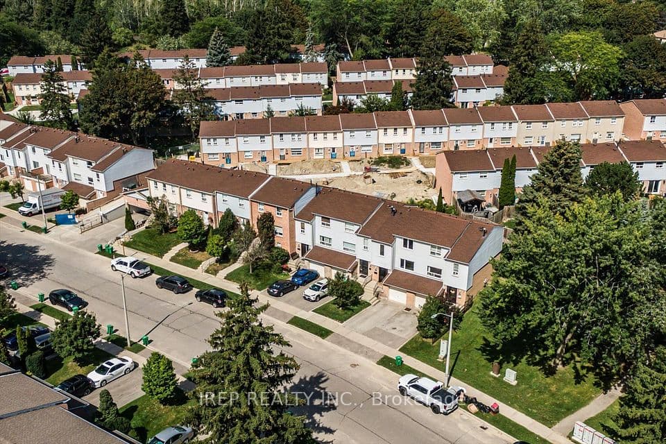 1055 Shawnmarr Road 43, Mississauga, ON L5H 3V2 – photo 2