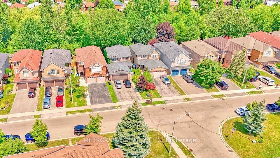 3706 Forest Bluff Crescent, Mississauga, ON L5N 7W7 – photo 2