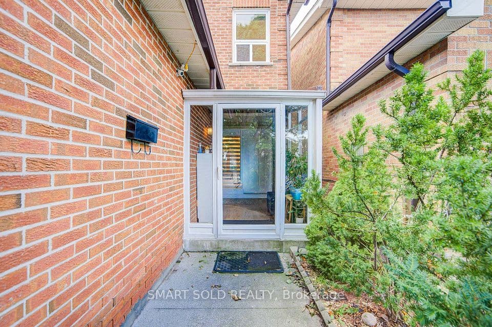 857 Messenger Meadow Drive, Mississauga, ON L5C 3T1 – photo 2