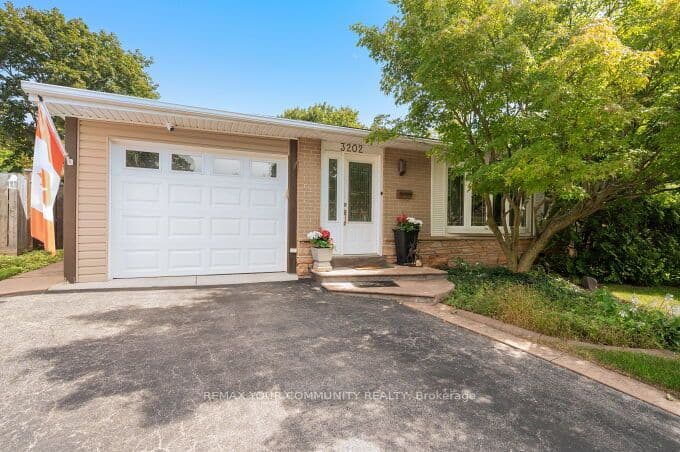 3202 Centennial Drive E, Burlington, ON L7M 1C2 – main photo