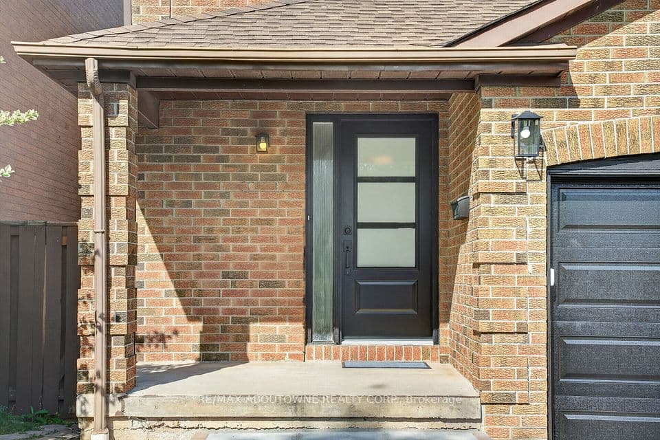 4353 Sawmill Valley Drive, Mississauga, ON L5L 3L3 – photo 2