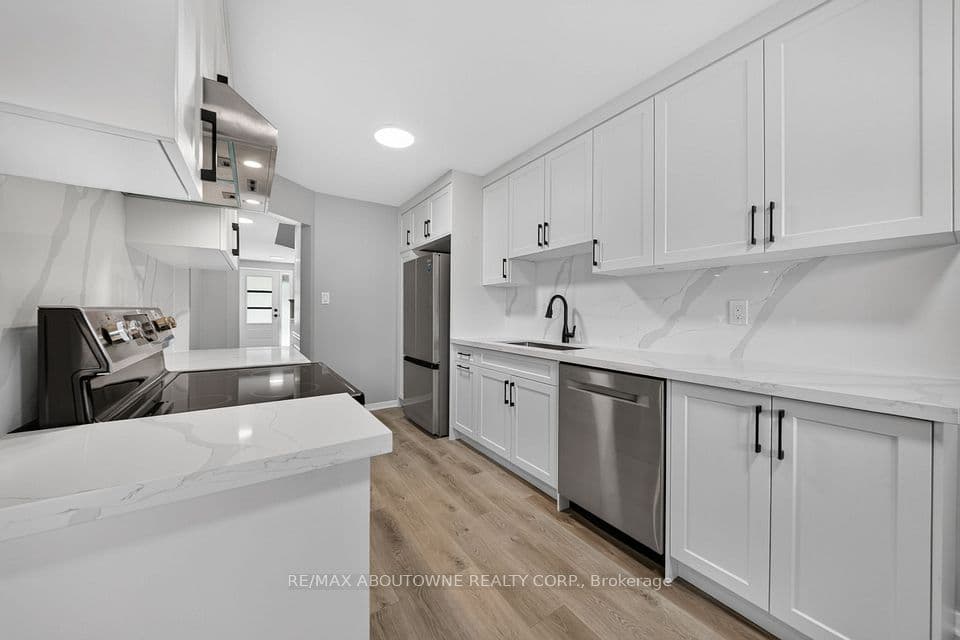 4353 Sawmill Valley Drive, Mississauga, ON L5L 3L3 – photo 3