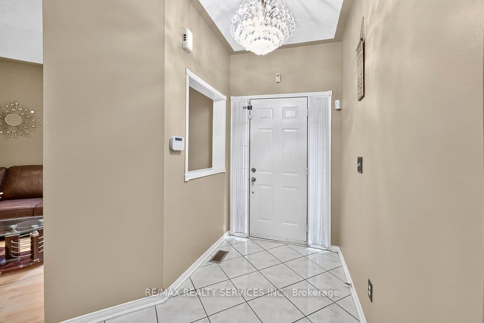 703 Twain Avenue, Mississauga, ON L5W 1K7 – photo 3