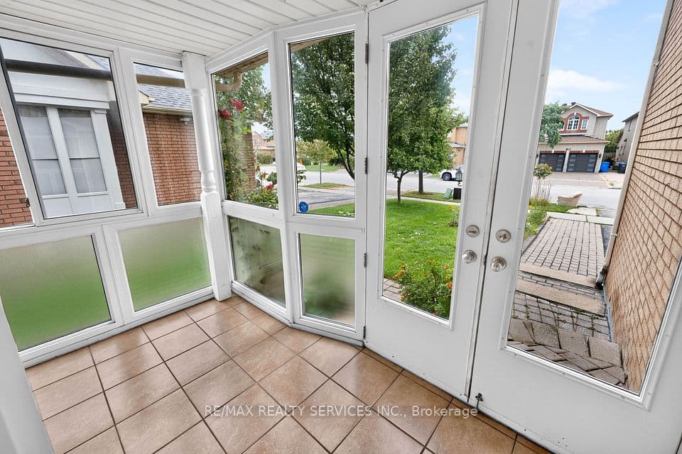 703 Twain Avenue, Mississauga, ON L5W 1K7 – photo 2