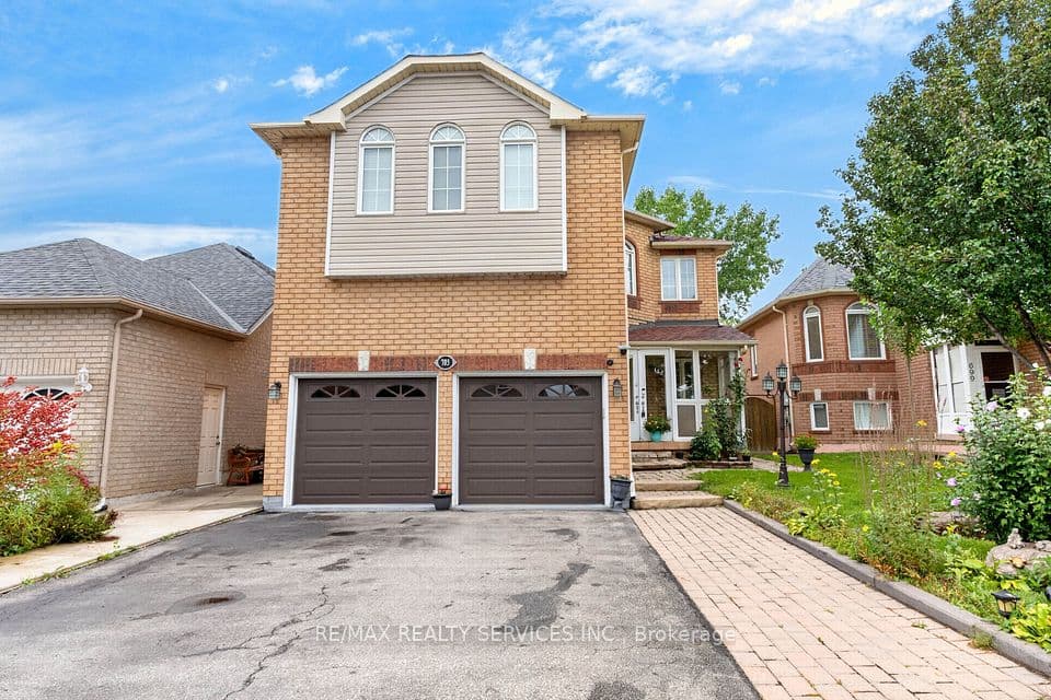 703 Twain Avenue, Mississauga, ON L5W 1K7 – main photo