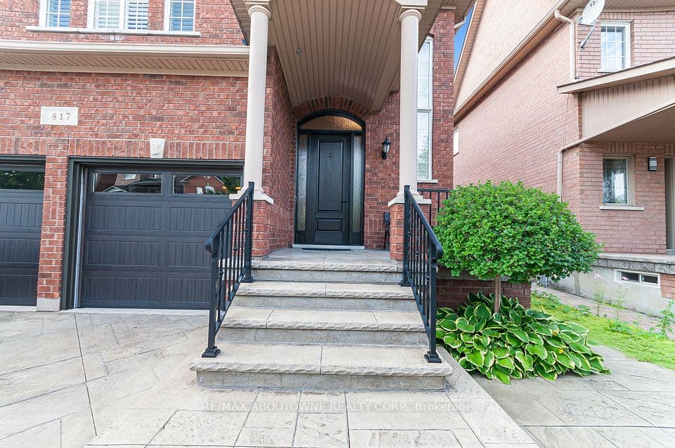 817 Brass Winds Place, Mississauga, ON L5W 1T4 – photo 2