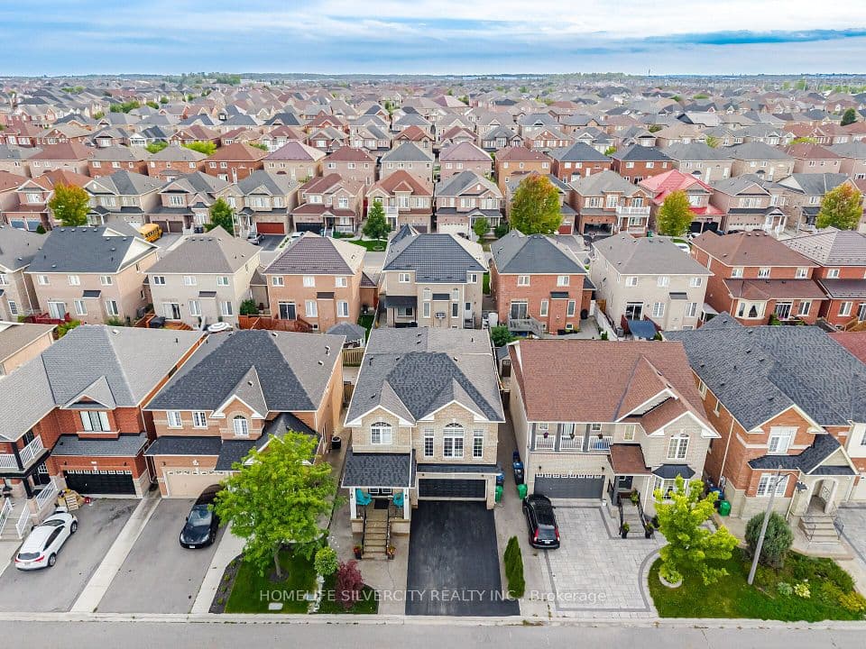 11 Swales Crescent, Brampton, ON L6R 0G4 – main photo