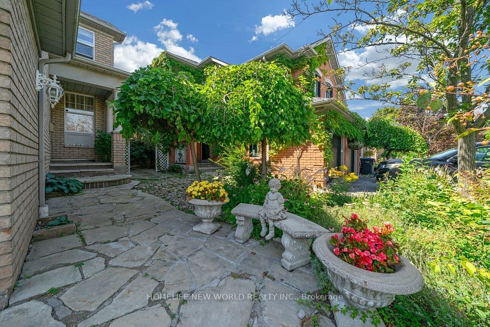 2326 Yorktown Circle, Mississauga, ON L5M 5Y2 – photo 3