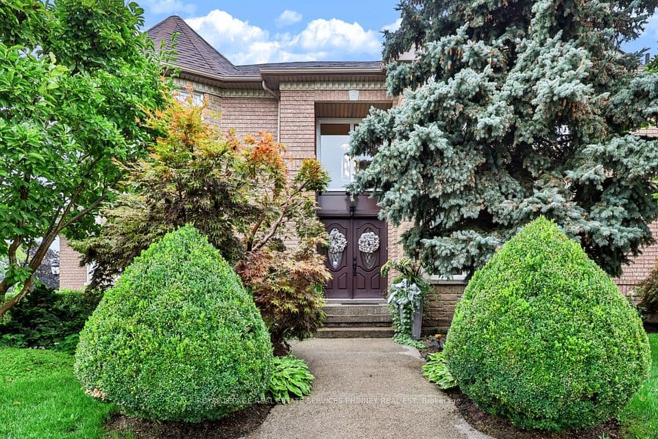 5563 Whitehorn Avenue, Mississauga, ON L5V 2E2 – photo 2