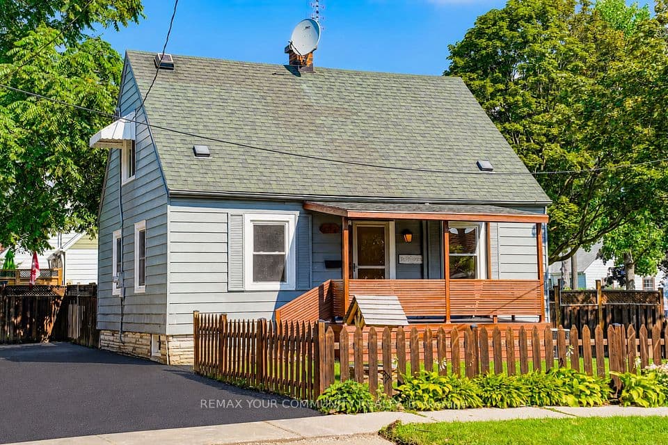 102 Hearst Circle, Toronto, ON M6M 2V1 – main photo