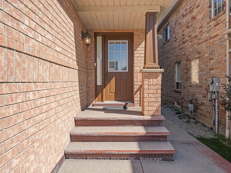 4841 Apple Blossom Circle, Mississauga, ON L5V 3C6 – photo 3