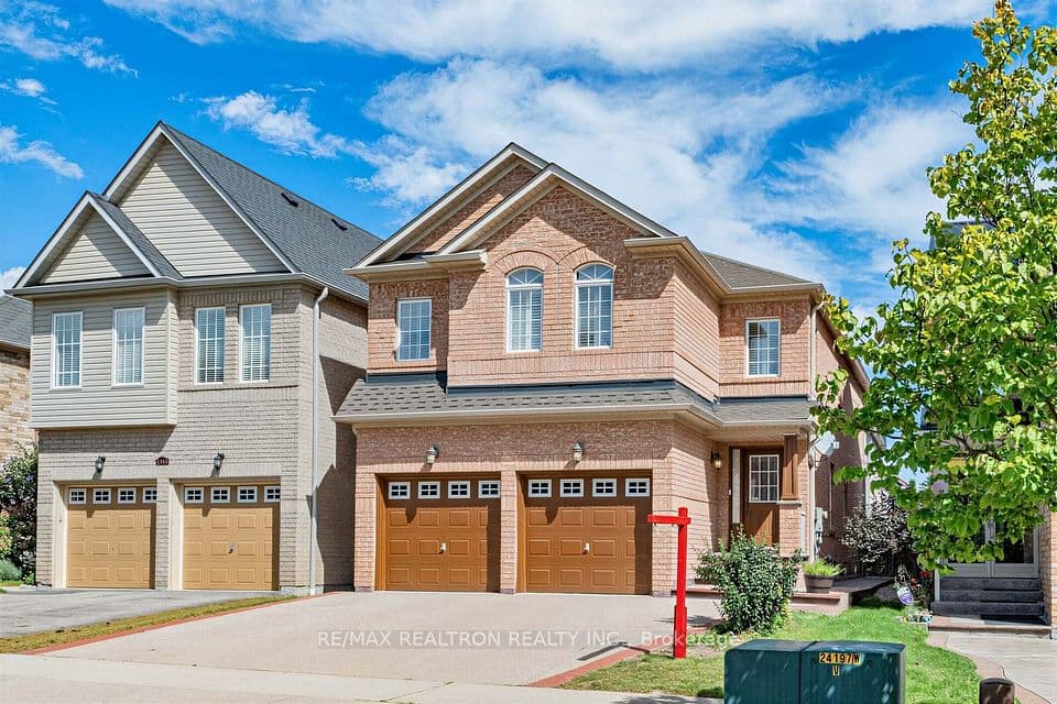 4841 Apple Blossom Circle, Mississauga, ON L5V 3C6 – photo 2