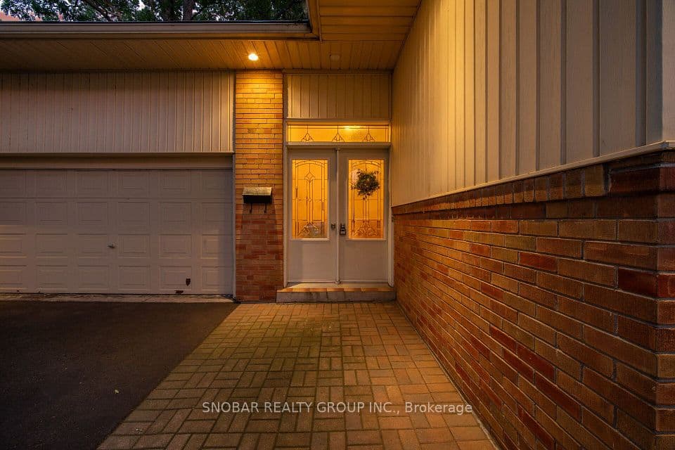 1408 Ballyclare Drive, Mississauga, ON L5C 1J5 – photo 3