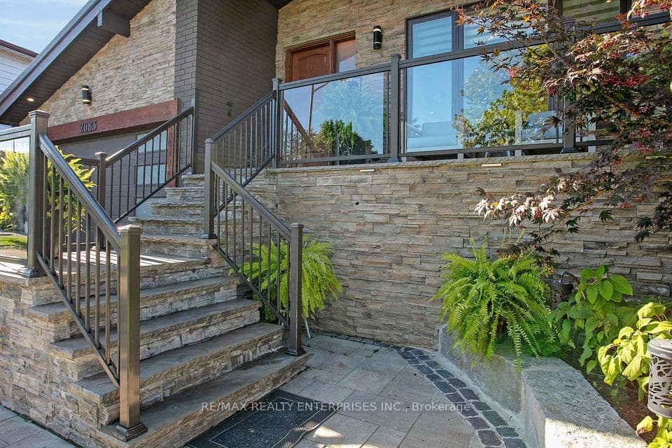 2683 Kingsberry Crescent, Mississauga, ON L5B 2K6 – photo 2