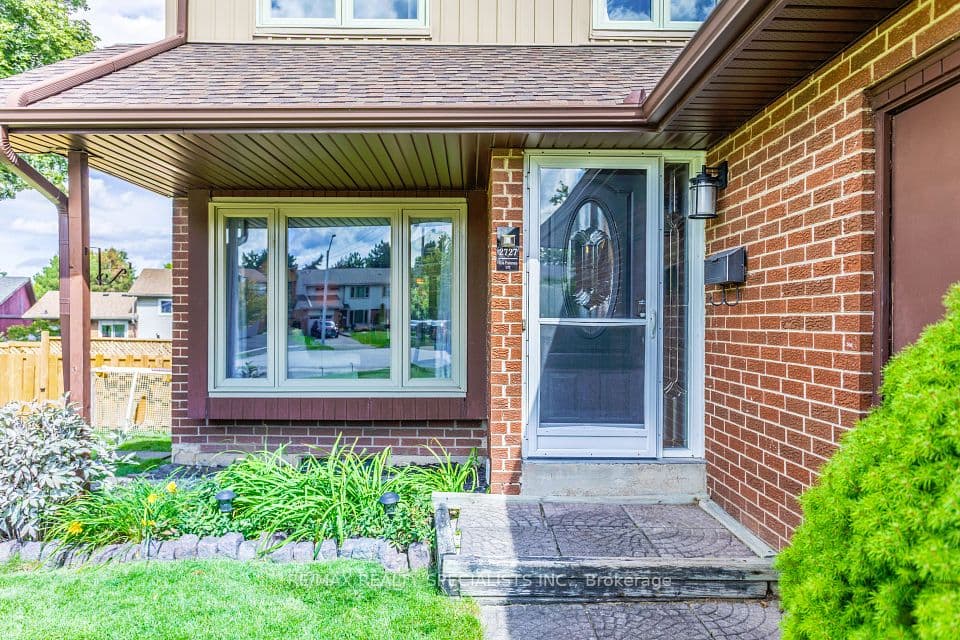 2727 Los Palmas Court, Mississauga, ON L5N 2G6 – photo 3