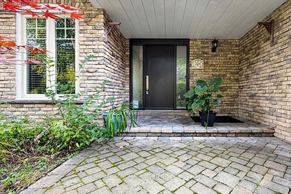 224 Valleyview Court, Oakville, ON L6L 5H8 – photo 3