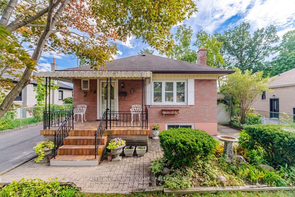 8 Woolton Crescent, Toronto, ON M6M 4K9 – main photo